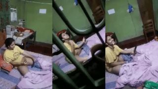 Younger Sister Secretly Films Her Strict Righteous Didi’s Live Call Pussy Show From Her Window